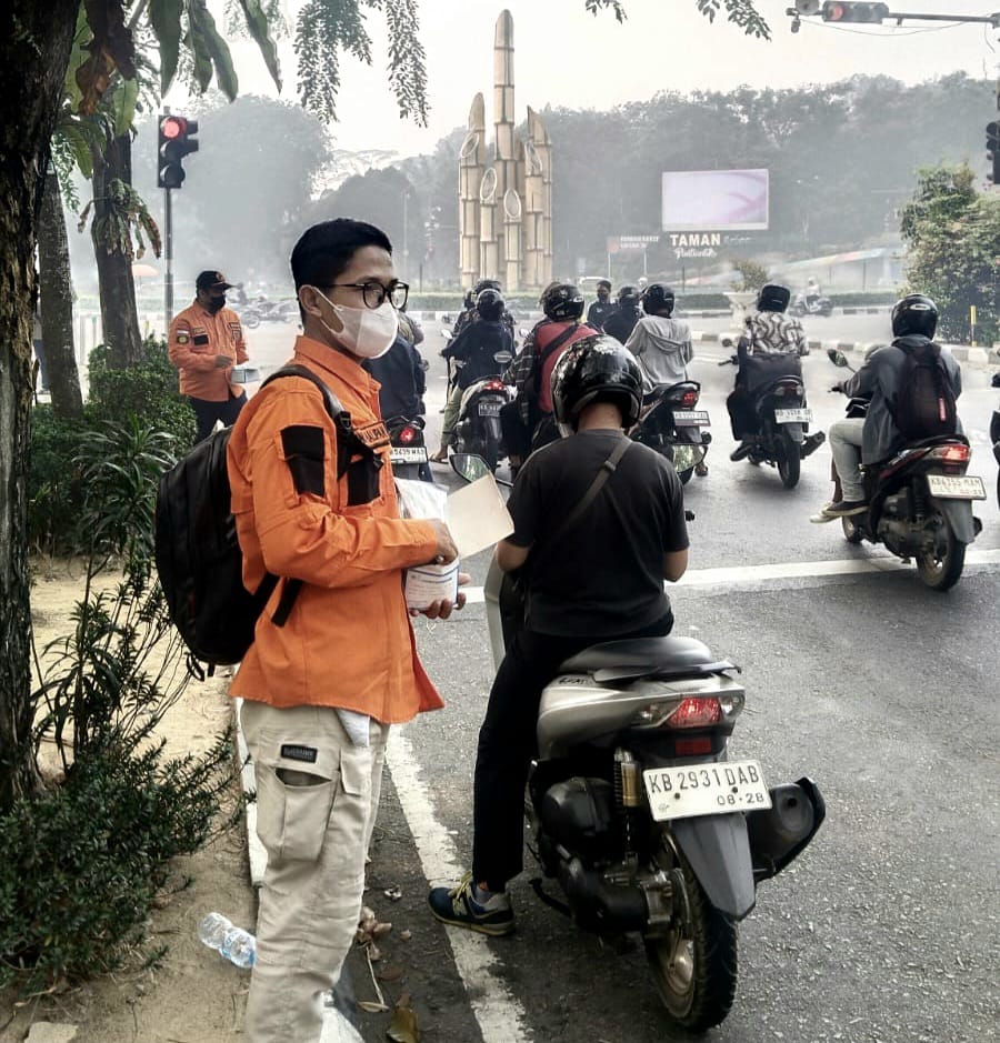 Relawan UAR Kalimantan Barat Bagikan Masker  kepada Warga Terdampak Asap Karhutla
