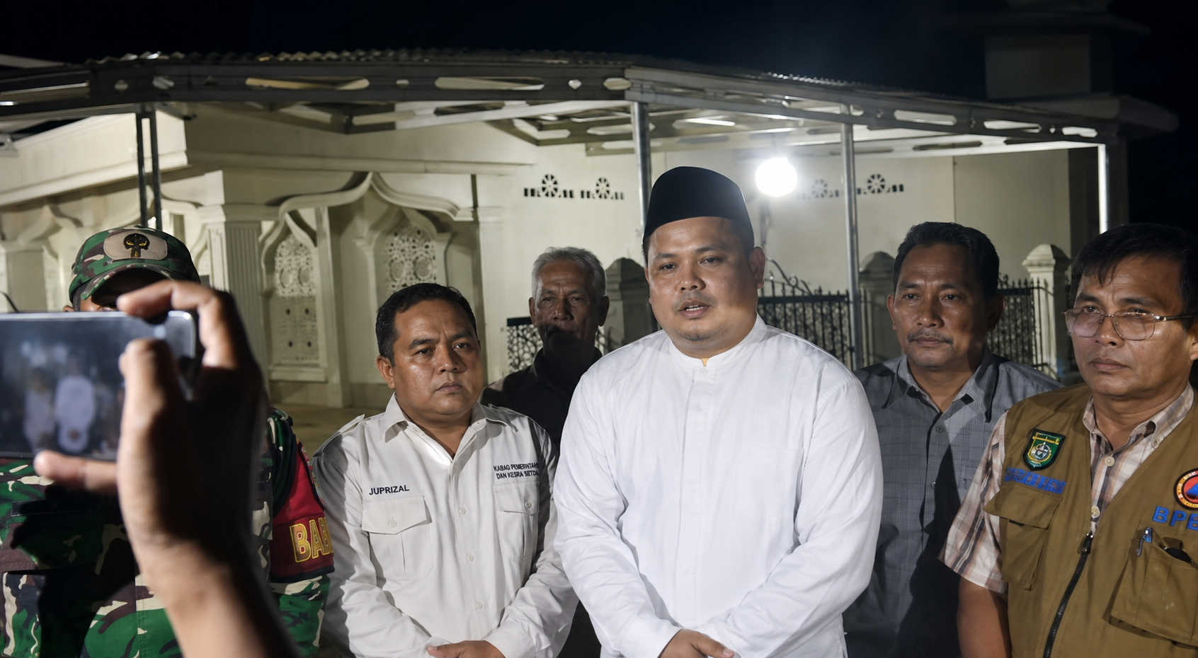 Menembus Malam, Camat Bathin III Bungo Dampingi Wabup Kunjungi Warga Terdampak Banjir